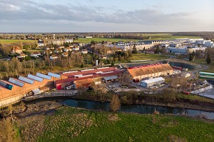 USINE FRAMATOME FILIALE D'EDF EN PREMIER PLAN AU BORD DE LA RISLE ET USINE EUROFOIL AU FOND, LAMINAGE D'ALUMINIUM, CITE OUVRIERE DU MOULIN A PAPIER, RUGLES, EURE, FRANCE 