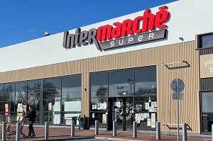 ENTREE DU MAGASIN, CENTRE COMMERCIAL ENSEIGNE INTERMARCHE, RUGLES, EURE, FRANCE 