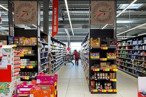 LES RAYONNAGE DE CONSERVES, CENTRE COMMERCIAL INTERMARCHE, RUGLES, EURE, FRANCE 