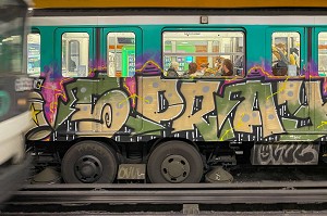 RAME DE METRO PARISIEN (RATP) TAGUEE DE GRAFFITIS, (75) PARIS, FRANCE 