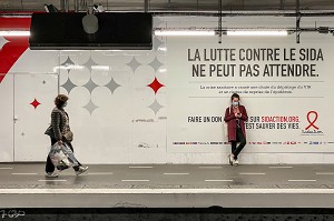 AFFICHE DE LUTTE CONTRE LE SIDA (VIH), FAIRE UN DON POUR LE SIDACTION, METRO PARISIEN, (75) PARIS, FRANCE 