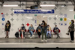PASSAGERS MASQUES PAR MESURE D'HYGIENE ET DE PREVENTION CONTRE LE VIRUS COVID, METRO PARISIEN, STATION CHARLES DE GAULLE - ETOILE, RATP, (75) PARIS, FRANCE 