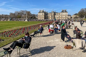 BAINS DE SOLEIL PENDANT LE CONFINEMENT, JARDIN DU LUXEMBOURG ET PALAIS (SENAT), 6EME ARRONDISSEMENT, (75) PARIS, FRANCE 