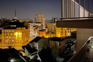 CENTRE VILLE ET APPARTEMENTS A LA TOMBEE DE LA NUIT, ECLAIRAGE PUBLIC, VANVES, (92) HAUTS-DE-SEINE, FRANCE 