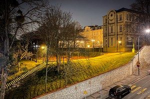 PARC DU LYCEE MICHELET A LA TOMBEE DE LA NUIT, ECLAIRAGE PUBLIQUE, VANVES, (92) HAUTS-DE-SEINE, FRANCE 