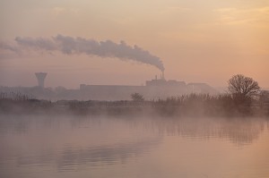 BRUME AU LEVER DE SOLEIL SUR LA RIVIERE LA CHARENTE ET LES CHEMINEES DE TIMAC-AGRO, TONNAY-CHARENTE, ROCHEFORT, CHARENTE-MARITIME (17), FRANCE 