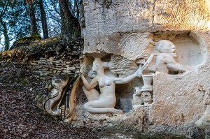 SITE DES PIERRES SCULPTEES LES LAPIDIALES, LA GALAXIE DES PIERRES LEVEES DANS L'ANCIENNE CARRIERE DES CHABOSSIERES, PORT D'ENVAUX, CHARENTE-MARITIME (17), FRANCE 