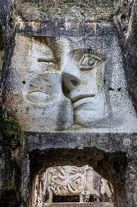 SITE DES PIERRES SCULPTEES LES LAPIDIALES, LA GALAXIE DES PIERRES LEVEES DANS L'ANCIENNE CARRIERE DES CHABOSSIERES, PORT D'ENVAUX, CHARENTE-MARITIME (17), FRANCE 