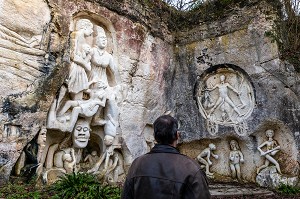 SITE DES PIERRES SCULPTEES LES LAPIDIALES, LA GALAXIE DES PIERRES LEVEES DANS L'ANCIENNE CARRIERE DES CHABOSSIERES, PORT D'ENVAUX, CHARENTE-MARITIME (17), FRANCE 