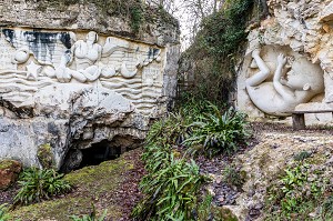 SITE DES PIERRES SCULPTEES LES LAPIDIALES, LA GALAXIE DES PIERRES LEVEES DANS L'ANCIENNE CARRIERE DES CHABOSSIERES, PORT D'ENVAUX, CHARENTE-MARITIME (17), FRANCE 