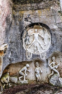 SITE DES PIERRES SCULPTEES LES LAPIDIALES, LA GALAXIE DES PIERRES LEVEES DANS L'ANCIENNE CARRIERE DES CHABOSSIERES, PORT D'ENVAUX, CHARENTE-MARITIME (17), FRANCE 