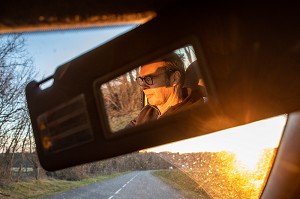 CONDUCTEUR AU VOLANT EBLOUI PAR LE COUCHER DE SOLEIL 