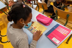 LECTURE D'UNE ELEVE AVEC SON MASQUE DANS UNE SALLE DE CLASSE ELEMENTAIRE EN CHARENTE-MARITIME (17), FRANCE 