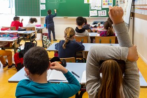 ELEVES MASQUES DANS UNE SALLE DE CLASSE ELEMENTAIRE EN CHARENTE-MARITIME (17), FRANCE 