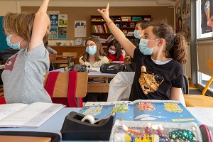 MAINS LEVES, ELEVES MASQUES DANS UNE SALLE DE CLASSE ELEMENTAIRE EN CHARENTE-MARITIME (17), FRANCE 