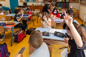 ELEVES MASQUES DANS UNE SALLE DE CLASSE ELEMENTAIRE EN CHARENTE-MARITIME (17), FRANCE 