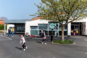 ELEVES ET MAITRESSE DANS LA COUR DE RECREATION, ECOLE ELEMENTAIRE, TONNAY-BOUTONNE, CHARENTE-MARITIME (17), FRANCE 