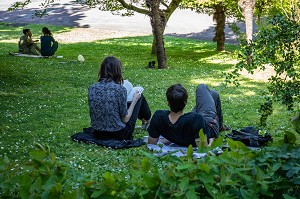 AMBIANCE DETENTE AU JARDIN DES PLANTES, CAEN, CALVADOS, NORMANDIE, FRANCE 