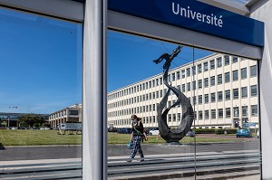 STATUE DU PHENIX, SCULPTURE DE LOUIS LEYGUE,  A TRAVERS LA STATION DE TRAMWAY DEVANT L'UNIVERSITE DE CAEN, CALVADOS, NORMANDIE, FRANCE 