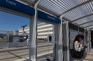 STATION DE TRAMWAY DEVANT L'UNIVERSITE DE CAEN, CALVADOS, NORMANDIE, FRANCE 