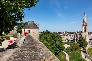 CLOCHER DE L'EGLISE SAINT-PIERRE ET REMPARTS DU CHATEAU DE CAEN CONSTRUIT VERS 1060 (XI EME SIECLE) PAR GUILLAUME LE CONQUERANT, RESIDENCE DES DUCS DE NORMANDIE, CAEN (14), NORMANDIE, FRANCE 