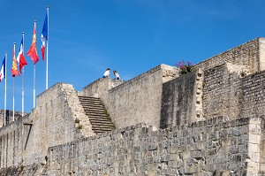 JEUNES FEMMES SUR LES REMPARTS DU CHATEAU DE CAEN CONSTRUIT VERS 1060 (XI EME SIECLE) PAR GUILLAUME LE CONQUERANT, RESIDENCE DES DUCS DE NORMANDIE, CAEN (14), NORMANDIE, FRANCE 