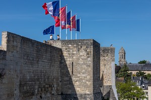 JEUNES FEMMES SUR LES REMPARTS DU CHATEAU DE CAEN CONSTRUIT VERS 1060 (XI EME SIECLE) PAR GUILLAUME LE CONQUERANT, RESIDENCE DES DUCS DE NORMANDIE, CAEN (14), NORMANDIE, FRANCE 