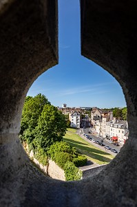 MACHICOULIS SUR LES REMPARTS DU CHATEAU DE CAEN CONSTRUIT VERS 1060 (XI EME SIECLE) PAR GUILLAUME LE CONQUERANT, RESIDENCE DES DUCS DE NORMANDIE, CAEN (14), NORMANDIE, FRANCE 