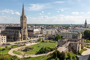 EGLISE SAINT-PIERRE DEVANT LE JARDIN ET LA PORTE SAINT-PIERRE DU CHATEAU DE CAEN CONSTRUIT VERS 1060 (XI EME SIECLE) PAR GUILLAUME LE CONQUERANT, RESIDENCE DES DUCS DE NORMANDIE, CAEN (14), NORMANDIE, FRANCE 