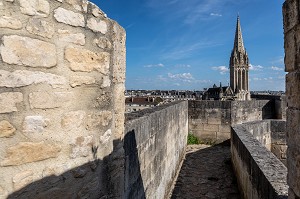 CLOCHER DE L'EGLISE SAINT-PIERRE ET REMPARTS DU CHATEAU DE CAEN CONSTRUIT VERS 1060 (XI EME SIECLE) PAR GUILLAUME LE CONQUERANT, RESIDENCE DES DUCS DE NORMANDIE, CAEN (14), NORMANDIE, NORMANDIE, FRANCE 