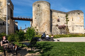 JARDINS DEVANT LES TOURS D'ENCEINTE DU CHATEAU DE GUILLAUME LE CONQUERANT, CAEN, CALVADOS, NORMANDIE, FRANCE 