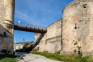 REMPARTS DU CHATEAU DE CAEN CONSTRUIT VERS 1060 (XI EME SIECLE) PAR GUILLAUME LE CONQUERANT, RESIDENCE DES DUCS DE NORMANDIE, CAEN (14), NORMANDIE, FRANCE 