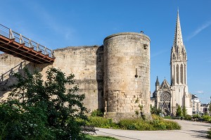 CLOCHER DE L'EGLISE SAINT-PIERRE ET REMPARTS DU CHATEAU DE CAEN CONSTRUIT VERS 1060 (XI EME SIECLE) PAR GUILLAUME LE CONQUERANT, RESIDENCE DES DUCS DE NORMANDIE, CAEN (14), NORMANDIE, FRANCE 