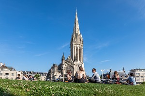 GROUPES DE JEUNES SUR LES PELOUSES DU CHATEAU DEVANT L'EGLISE SAINT-PIERRE, CAEN, CALVADOS, NORMANDIE, FRANCE 