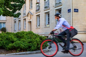 CYCLISTE DEVANT UN IMMEUBLE DE LA PLACE DE LA REINE MATHILDE, CAEN, CALVADOS, NORMANDIE, FRANCE 