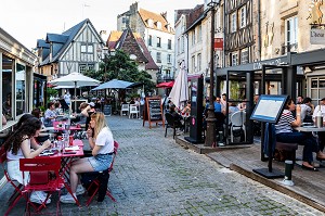 AMBIANCE DE FIN D'APRES-MIDI, QUARTIER VAUGUEUX, CAEN, CALVADOS, NORMANDIE, FRANCE 