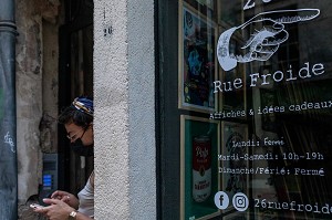 JEUNE FEMME AU TELEPHONE, AMBIANCE DE LA RUE FROIDE, CAEN, CALVADOS, NORMANDIE, FRANCE 