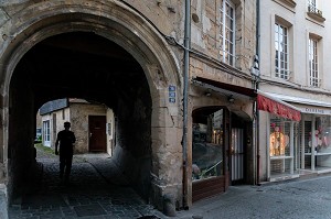 AMBIANCE DE LA RUE FROIDE, CAEN, CALVADOS, NORMANDIE, FRANCE 