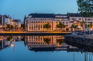 IMMEUBLES DE NUIT, QUAI VENDEUVRE DEVANT LE PORT DE PLAISANCE, CAEN, CALVADOS, NORMANDIE, FRANCE 