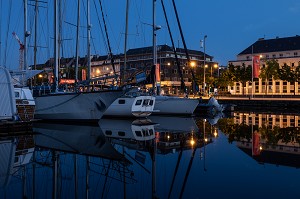 BATEAUX A QUAI A LA TOMBEE DE LA NUIT, PORT DE PLAISANCE, CAEN, CALVADOS, NORMANDIE, FRANCE 