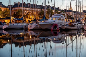 BATEAUX A QUAI A LA TOMBEE DE LA NUIT, PORT DE PLAISANCE, CAEN, CALVADOS, NORMANDIE, FRANCE 