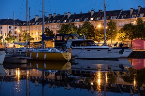 BATEAUX A QUAI A LA TOMBEE DE LA NUIT, PORT DE PLAISANCE, CAEN, CALVADOS, NORMANDIE, FRANCE 