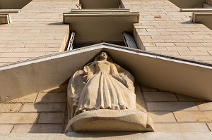 STATUE DE LA REINE MATHILDE (MATHILDE DE FLANDRE, DUCHESSE DE NORMANDIE ET EPOUSE DE GUILLAUME LE CONQUERANT) SUR UN IMMEUBLE DE LA PLACE DE LA REINE MATHILDE, CAEN, CALVADOS, NORMANDIE, FRANCE 