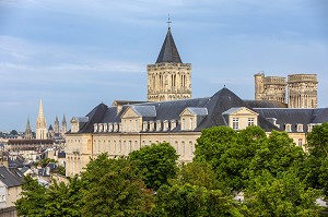 CLOCHER ET TOURS DE L'ABBAYE AUX DAMES, ANCIEN MONASTERE DE MONIALES BENEDICTINES QUI ABRITE AUJOURD'HUI LE CONSEIL REGIONAL DE NORMANDIE, ET VUE SUR LES CLOCHERS DE L'ABBAYE AUX HOMMES ET DE L'EGLISE SAINT-PIERRE, CAEN, CALVADOS, NORMANDIE, FRANCE 