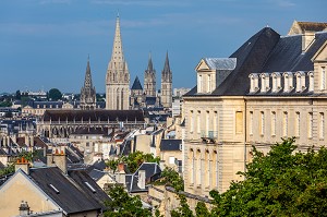 BATIMENTS CONVENTUELS DU CLOITRE DE L'ABBAYE AUX DAMES, CONSEIL REGIONAL DE NORMANDIE ET VUE SUR LE CENTRE-VILLE ET LES CLOCHERS DE L'ABBAYE AUX HOMMES ET DE L'EGLISE SAINT-PIERRE, CAEN, CALVADOS, NORMANDIE, FRANCE 