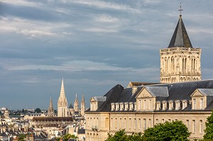 CLOCHER DE L'ABBAYE AUX DAMES, ANCIEN MONASTERE DE MONIALES BENEDICTINES QUI ABRITE AUJOURD'HUI LE CONSEIL REGIONAL DE NORMANDIE, VUE SUR LES CLOCHERS DE L'ABBAYE AUX HOMMES ET DE L'EGLISE SAINT-PIERRE, CAEN, CALVADOS, NORMANDIE, FRANCE 