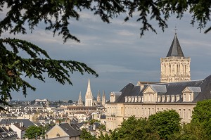 CLOCHER DE L'ABBAYE AUX DAMES, ANCIEN MONASTERE DE MONIALES BENEDICTINES QUI ABRITE AUJOURD'HUI LE CONSEIL REGIONAL DE NORMANDIE, VUE SUR LES CLOCHERS DE L'ABBAYE AUX HOMMES ET DE L'EGLISE SAINT-PIERRE, CAEN, CALVADOS, NORMANDIE, FRANCE 