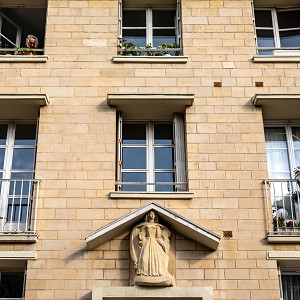 STATUE DE REINE MATHILDE (MATHILDE DE FLANDRE, DUCHESSE DE NORMANDIE ET EPOUSE DE GUILLAUME LE CONQUERANT) SUR UN IMMEUBLE DE LA PLACE DE LA REINE MATHILDE, CAEN, CALVADOS, NORMANDIE, FRANCE 