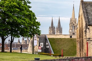 CLOCHERS DE L'ABBAYE AUX HOMMES VUE DEPUIS L'ENCEINTE DU CHATEAU, CAEN, CALVADOS, NORMANDIE, FRANCE 