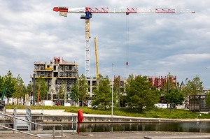 GRUE ET IMMEUBLES EN CONSTRUCTION, LA VILLE EN CHANTIER, PRESQU'ILE DE CAEN, CALVADOS, NORMANDIE, FRANCE 